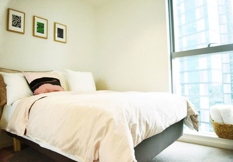 Superb Habour View/ Stylish Apartment / Landmark Building/ Free Tram - Accommodation Burleigh 1