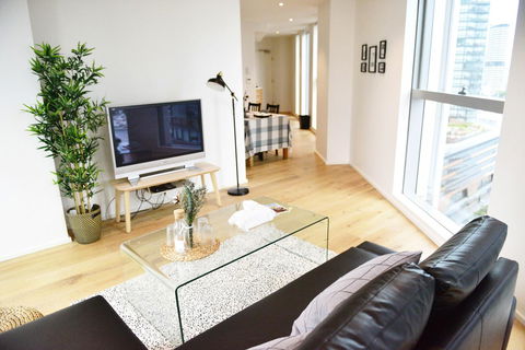 Superb Habour View/ Stylish Apartment / Landmark Building/ Free Tram - Accommodation Burleigh 6