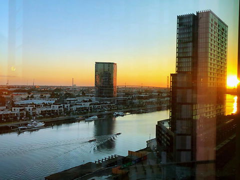 Superb Habour View/ Stylish Apartment / Landmark Building/ Free Tram - Accommodation Burleigh 24