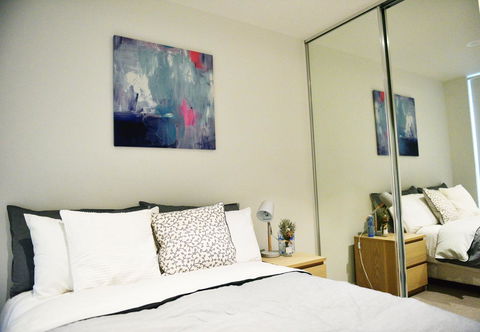Superb Habour View/ Stylish Apartment / Landmark Building/ Free Tram - Accommodation Burleigh 4