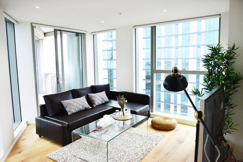Superb Habour View/ Stylish Apartment / Landmark Building/ Free Tram - Accommodation Burleigh 5