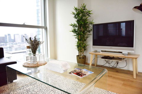 Superb Habour View/ Stylish Apartment / Landmark Building/ Free Tram - Accommodation Burleigh 11