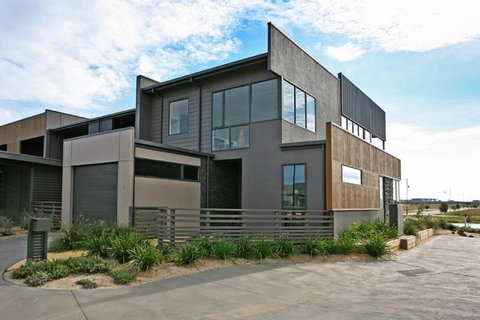 1 Pebble Place - Accommodation Burleigh 1
