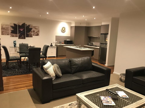 Black Lotus Townhouse - Accommodation Burleigh 3