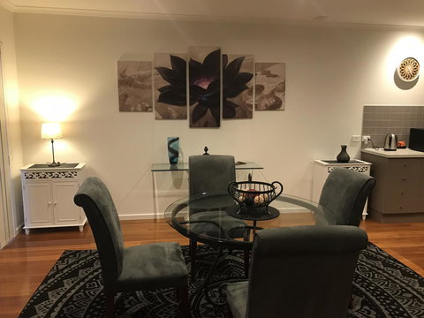 Black Lotus Townhouse - Accommodation Burleigh 8