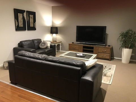 Black Lotus Townhouse - Accommodation Burleigh 7