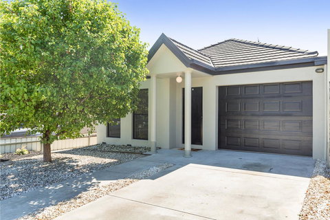 Black Lotus Townhouse - Accommodation Burleigh 0
