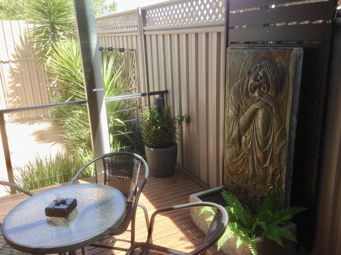 Black Lotus Townhouse - Accommodation Burleigh 2