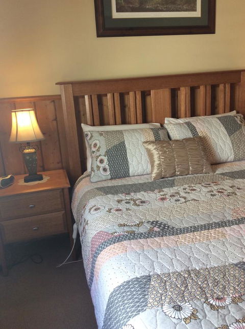 Airleigh-Rose Cottage - Accommodation Burleigh 9