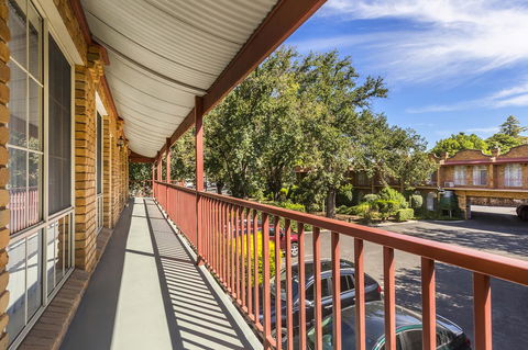 Cathedral Motor Inn - Accommodation Burleigh 6