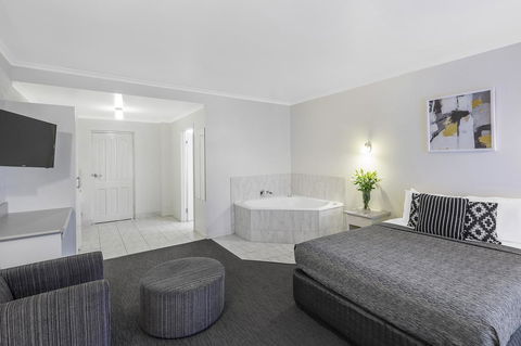 Cathedral Motor Inn - Accommodation Burleigh 18