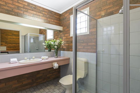 Cathedral Motor Inn - Accommodation Burleigh 17