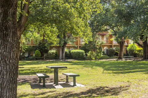 Cathedral Motor Inn - Accommodation Burleigh 5
