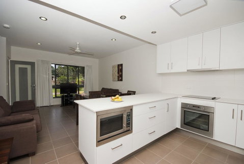 Woodville Beach Townhouse 6 - Accommodation Burleigh 4