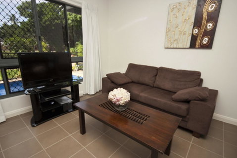 Woodville Beach Townhouse 6 - Accommodation Burleigh 11