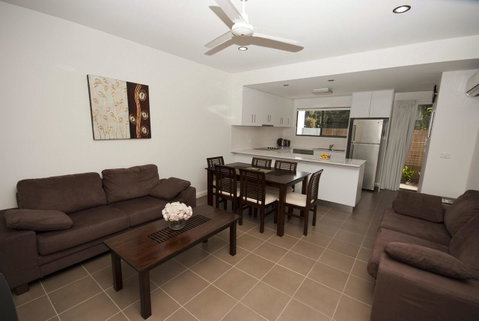 Woodville Beach Townhouse 6 - Accommodation Burleigh 2