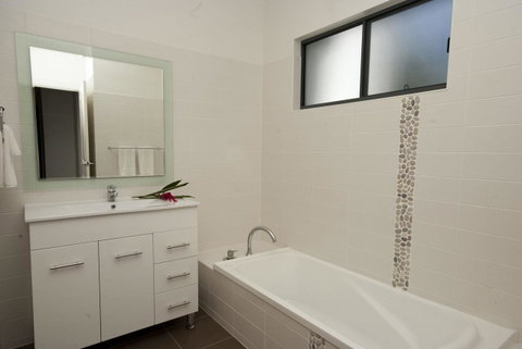 Woodville Beach Townhouse 6 - Accommodation Burleigh 9