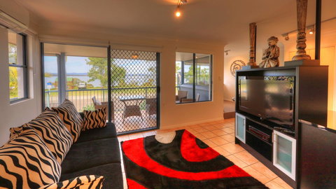 Dolphin Waters - Accommodation Burleigh 7