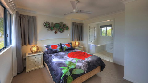 Dolphin Waters - Accommodation Burleigh 5