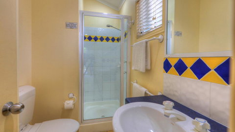 Alex Beach Cabins And Tourist Park - Accommodation Burleigh 3