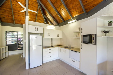Island Leisure Resort - Accommodation Burleigh 4