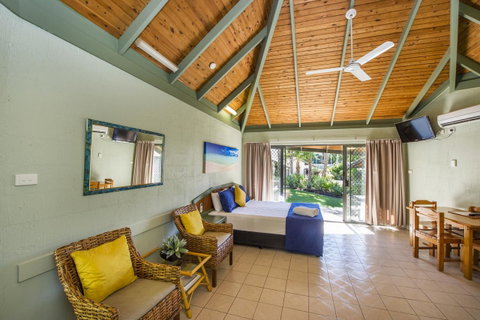 Island Leisure Resort - Accommodation Burleigh 1