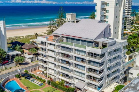 Surfers Chalet - Accommodation Burleigh 9