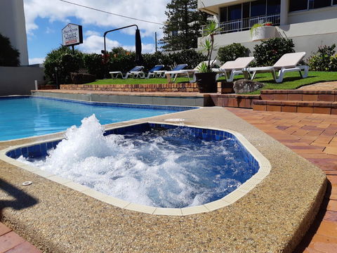 Surfers Chalet - Accommodation Burleigh 2