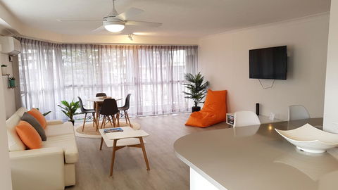 Surfers Chalet - Accommodation Burleigh 11