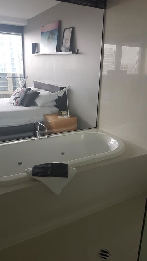 Circle Luxury Holidays - Accommodation Burleigh 17
