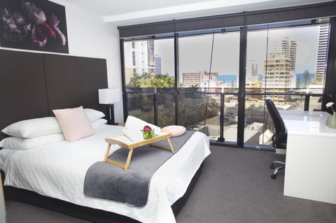 Circle Luxury Holidays - Accommodation Burleigh 9