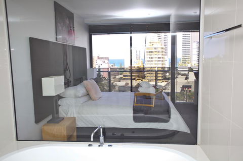 Circle Luxury Holidays - Accommodation Burleigh 5