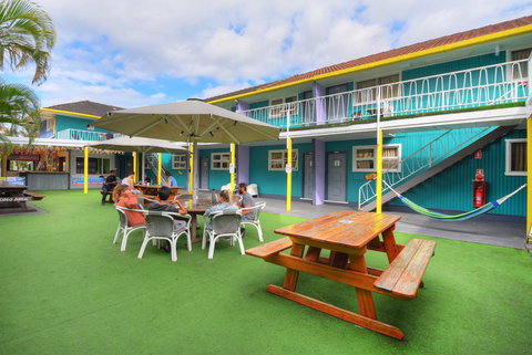 Backpackers In Paradise 18-35 Hostel - Accommodation Burleigh 2