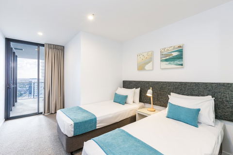 Boardwalk Burleigh Beach - Official - Accommodation Burleigh 10