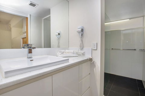 Tiki Hotel Apartments Surfers Paradise - Accommodation Burleigh 5