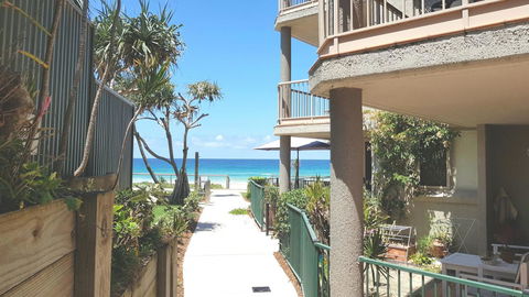 Sanctuary Beach Retreat - Accommodation Burleigh 0