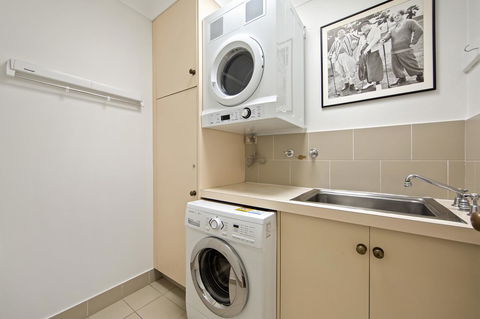 Montipora Unit 3 - In The Heart Of Airlie, Wi-fi And Netflix - Accommodation Burleigh 9