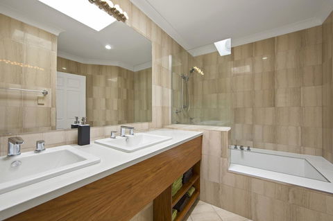 Montipora Unit 3 - In The Heart Of Airlie, Wi-fi And Netflix - Accommodation Burleigh 8