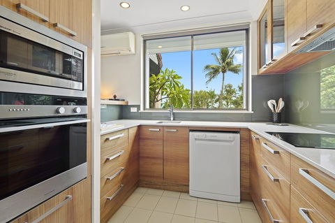 Montipora Unit 3 - In The Heart Of Airlie, Wi-fi And Netflix - Accommodation Burleigh 4