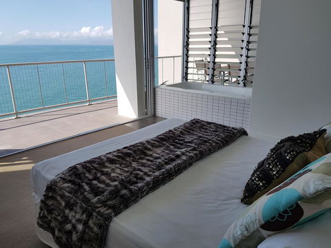 Penthouse On Bright Point - Accommodation Burleigh 6