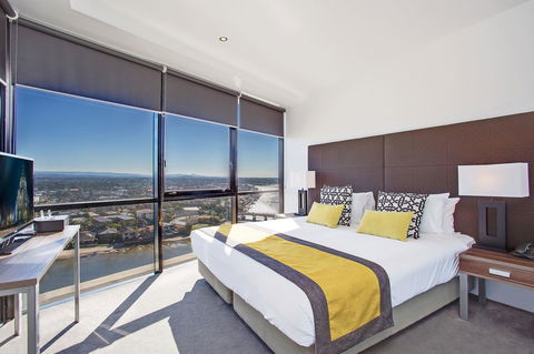 Mantra Circle On Cavill - Accommodation Burleigh 39