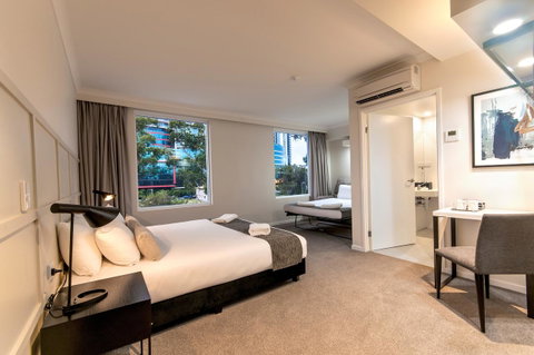 Woodroffe Hotel - Accommodation Burleigh 15