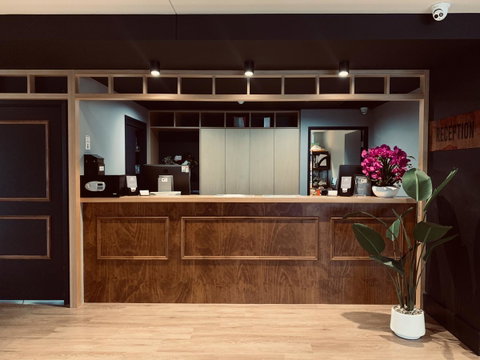 Woodroffe Hotel - Accommodation Burleigh 1