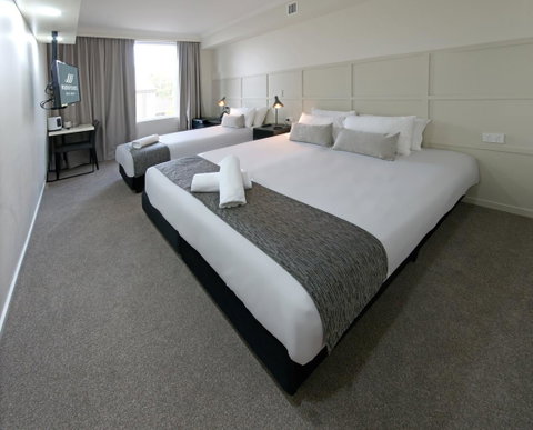 Woodroffe Hotel - Accommodation Burleigh 13