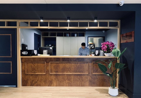 Woodroffe Hotel - Accommodation Burleigh 2