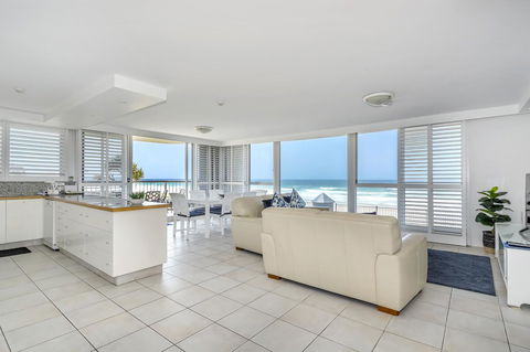 Golden Sands On The Beach - Absolute Beachfront Apartments - Accommodation Burleigh 2