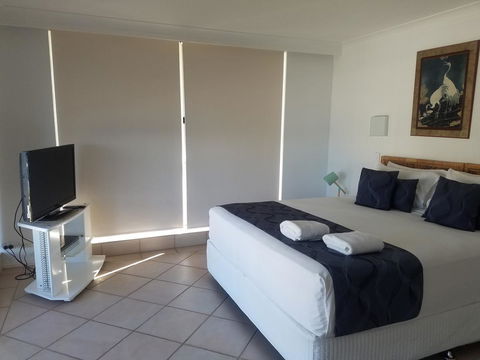 Golden Sands On The Beach - Absolute Beachfront Apartments - Accommodation Burleigh 33