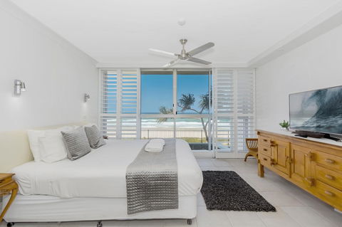 Golden Sands On The Beach - Absolute Beachfront Apartments - Accommodation Burleigh 3