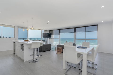 Golden Sands On The Beach - Absolute Beachfront Apartments - Accommodation Burleigh 6