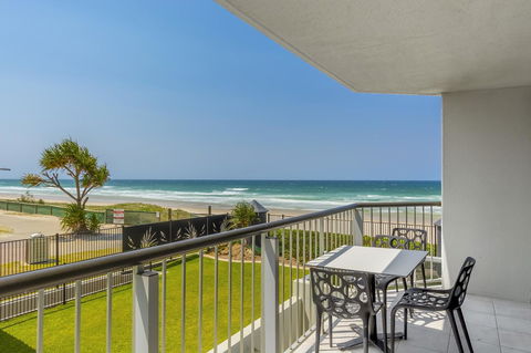 Golden Sands On The Beach - Absolute Beachfront Apartments - Accommodation Burleigh 1